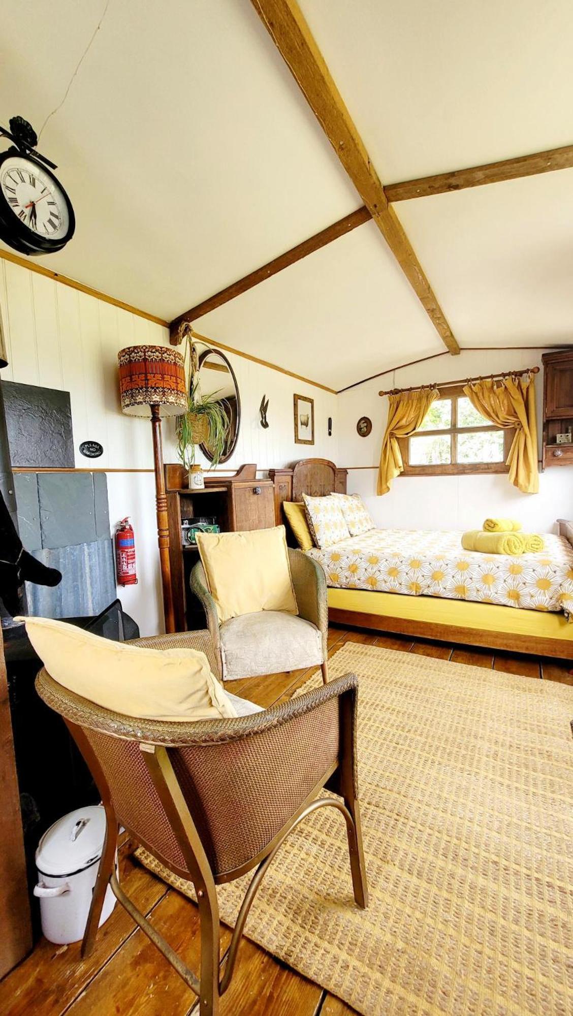 Treguth Glamping Unique Experience - Themed Huts Hotel Saint Day Bagian luar foto