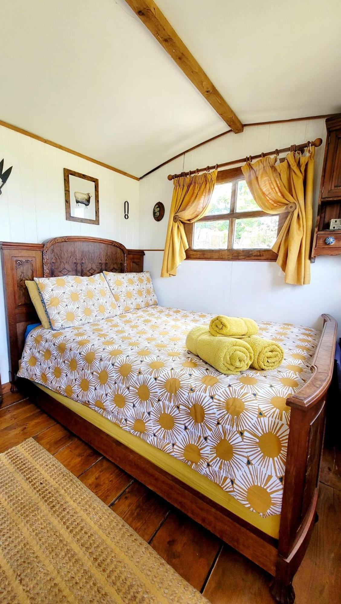 Treguth Glamping Unique Experience - Themed Huts Hotel Saint Day Bagian luar foto